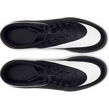 A chuteira de futebol nike bravatax ii indoor/court apresenta um cabedal sintético microtexturizado para maior controle de bola e travas de borracha para tração agressiva em superfícies de asfalto. Nike Bravata Ii Fg Sportisimo De