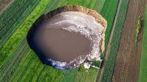 El socavón que se formó a principios de junio en unos campos de cultivo en el poblado de santa maría zacatepec, puebla, devoró parte de una casa que estaba a un costado. Qm Dgh8ihfkvfm