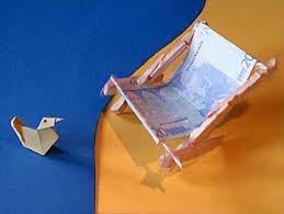 Der geldschein bürostuhl is aus einem 5 eugoschein gefaltet. Ein Geldgeschenk Basteln Basteln Gestalten