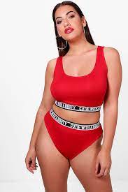 Pe·tite pəˈtēt adjective (of a woman) having a small and attractively dainty build. Plus Zweiteiler Aus Bh Und Hoschen Mit Cutie With A Booty Slogan Boohoo