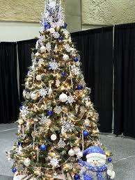Decorate the christmas tree with netted blue wrap around and varied sizes of blue ball décor. Christmas Tree Decoration 20 Different Styles And Decorating Ideas Interior Design Ideas Ofdesign