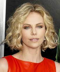 Charlize Theron Short Wavy Blonde Bob Haircut With Light Blonde Highlights Wavy Hairstyles Medium Short Wavy Hair Hair Styles