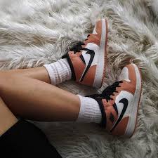 Kaufe jetzt die heißesten sneaker, accessoires und bekleidung bei foot locker. Air Jordan 1 Mid Pink Quartz Chaussure Tennis Nike Chaussures De Sport Chaussure Nike Air