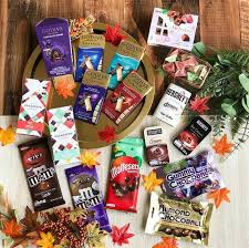 黑巧克力、白巧克力、牛奶巧克力，你喜歡哪一種呢？目前市售巧克力，可可脂含量不足的產品占半數，完全沒有用到可可脂的巧克力占 1 至 2 成，因此行政院衛福部今年 3 月份預告訂定「巧克力標示規定」草案，將巧克力區分為：黑巧克力、白巧克力及牛奶巧克力，總可可固形物含量若低於 35%. 7 11å¹´åº¦ä¸–ç•Œå·§å…‹åŠ›å¤§è³ž11 9é–‹è·' æ—…éŠ å·¥å•†