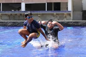 Di dekat kolam renang, aku melihat tubuh yudi yang sedang tertidur di kursi malas di bawah payung besar, dengan kepalanya yang meniduri bantal yang cukup besar. 5 Tips Aman Di Kolam Renang Bagi Anak Dan Orangtua Halaman All Kompas Com