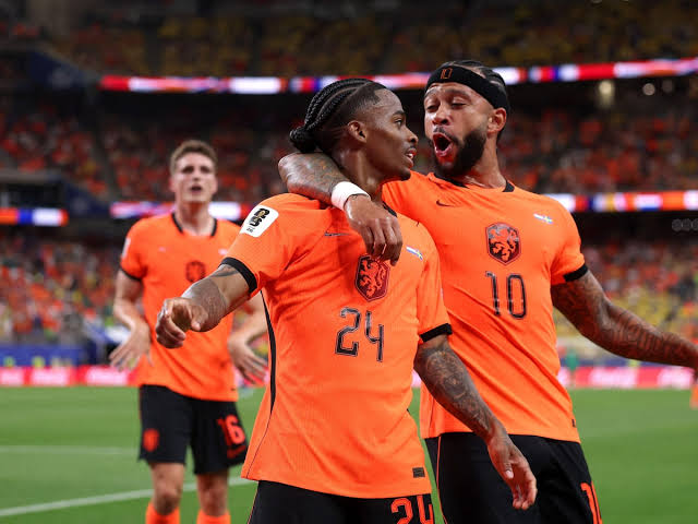 Craque do Corinthians Memphis Depay entra em campo pela Copa hoje! Confira onde assistir