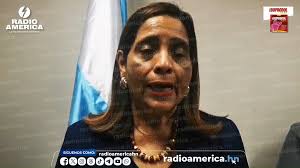 AméricaNoticias #Honduras #RadioAmérica La portavoz del Poder Judicial, Bárbara  Castillo, informando sobre el auto de formal procesamiento con el arresto  domiciliario dictado este domingo al exjefe de las Fuerzas Armadas de  Honduras,