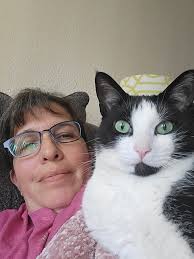 This is Bob. He's a single father of 8. Believes that the greatest gift he  can give his children is believing in them. Best dad ever.. ❤️❤️ Credit:  Bob&Marley