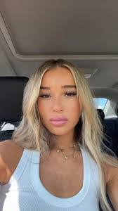 Isabella Sexton's Instagram, Twitter & Facebook