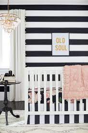 Emily Meritt S Bed Of Roses Nursery Is Black White And Blush And Perfectly Elegant Habitaciones Femeninas Vivero Blanco Decorar Cuarto Bebe