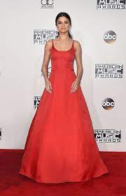 The transformation comes just hours after she teased black bangs in her instagram story. Selena Gomez Has Blonde Hair Now And It Looks Way Better Than You Re Imagining