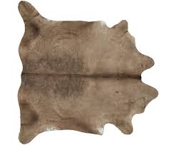 Gehen Sie Mit Dem Kuhfell Teppich Browns In Hellbraun Und Weiss Wie Auf Wolken Entdecken Sie Weitere Tolle Teppiche Aus Hochwertigem Rinderfell Auf Westwingn