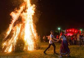 Считается, что ночь перед ним имеет особенную силу. Ivan Kupala 7 Iyulya 2020 Tradicii I Obychai Prazdnika Zachem Oblivayut Vodoj Vtomske Ru