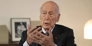 L'apparition en 1959 du dr manhattan, un surhomme doté de pouvoirs en faisant presque l'égal d'un dieu, a modifié l'histoire que nous connaissons : Valery Giscard D Estaing Est Mort Itineraire D Un Surdoue De La Politique Devenu President Reformateur