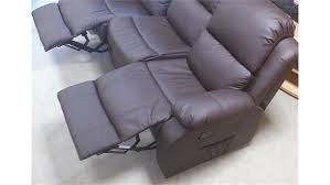 Dabei bewegt sich die manuell verstellbare füßstütze synchron mit der rückenstütze zusammen und kann in 3 unterschiedlichen positionen festgestellt werden. Sofa Rax 3 Sitzer Polstercouch In Braun Mit Relaxfunktion