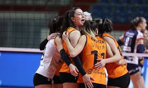 Voleybolda avrupa'nın kulüpler düzeyindeki 2 numaralı kupasını ülkemize getiren eczacıbaşı vitra voleybol takımı'nın altın kızlarıyla buluştuk. Gecmis Olsun Hande Baladin
