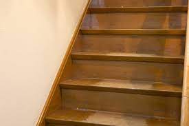 Une fois la peinture sèche, n'oubliez pas d'appliquer un vernis spécial pour escalier. Blog Peindre Un Escalier Colora Be