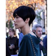 Coupe cheveux courts femme 70 ans cheveux fins femme coupe de cheveux courte modele coiffure courte femme coiffure femme 60 ans cheveux courts lunettes coiffures cheveux courts femmes coupes courtes. Si On Passait Au Court Des Idees De Coupes De Cheveux Trendy Mood Magazine Lifestyle