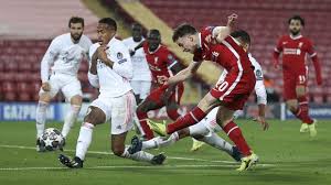 15 liverpool give it away and ronaldo has the chance to run with the ball down the madrid right. N0bewpb9gsgarm