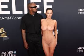 Bianca Censori ousa com nudez explícita no tapete vermelho do Grammy