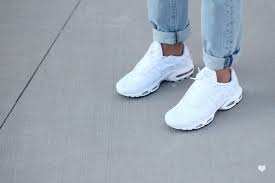 Nom du modèle collé sur la languette et griffe embossée sur la tige arrière. Pin On Nike