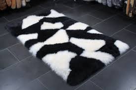Silbergrau 2er lammfell schaffell teppich aus ganzen fellen. Lammfell Teppich Aus Echtem Pelz In Schwarz Weiss Lars Paustian Kiel