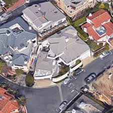 An omaha couple wants a rich premium for the house they're selling across the street from billionaire warren buffett's home. Warren Buffet Is Unloading His Laguna Beach Retreat Asking 11m Curbed La