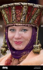 Russian woman in traditional costume immagini e fotografie stock ad alta  risoluzione