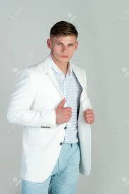 Le costume pour homme se veut également décontracté. Homme En Costume Decontracte Modele Posant En Veste Blanche Chemise A Rayures Et Pantalon Bleu Sur Fond Gris Concept De Mode Banque D Images Et Photos Libres De Droits Image 82857387