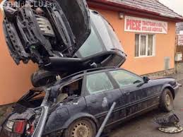 — municipiu, reședință de județ* și mare oraș* —. Accident Bizar Cum S A Infipt MaÈina In Fereastra Unei Case Din Targu MureÈ Foto Stiri De Cluj
