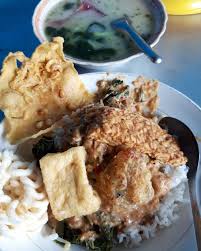 Pada umumnya, lontong kupang ini akan disajikan dengan ditemani es kelapa muda dan sate kerang. 5 Nasi Pecel Di Blitar Ini Bikin Sarapan Jadi Semangat