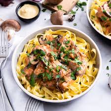 Tagliatelles De Veau Stroganoff Champignons De Paris Moutarde De Dijon En 2020 Repas Gourmand Tagliatelles Stroganoff