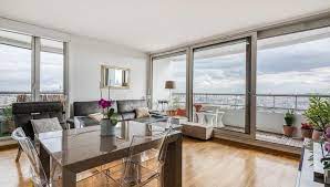 Une chambre à coucher, living, grande cuisine, salle de bains et cour, avec cave. La Tentation Du Dernier Etage Des Appartements Au Gout De Maison En Ville Figaro Immobilier
