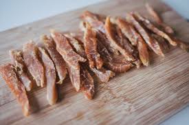 Der Perfekte Snack Knusprige Hahnchenstreifen Selbstgemacht Pfotentick Hundeblog Kochen Fur Hunde Hunde Kekse Rezept Hundefutter Selber Kochen