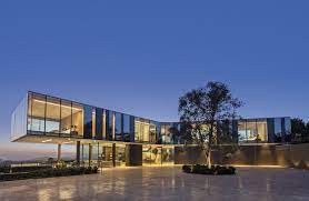 Parfaitement placé derrière les portes d'une large rue avec de nombreuses nouvelles. 56 Millions De Dollars Pour Une Villa En Forme D Helice A Los Angeles
