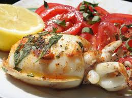 Seiches Entieres Grillees A L Huile D Olive Et Au Basilic L Eau A La Bouche En 2020 Basilic Olives Piment Espelette