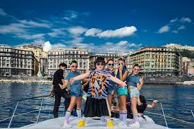 Il film ha incassato 995 mila euro al cinema, prodotto da rai cinema con cattleya lab all'interno di un progetto per scoprire giovani talenti realizzato con alessandro siani. Troppo Napoletano Nei Cinema A Napoli Napoli Da Vivere
