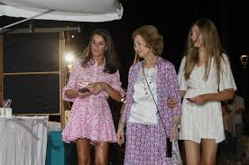 Minifaldas reales: el plan de chicas de la reina Letizia y sus hijas en  Mallorca