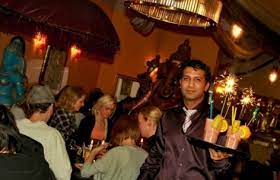 Jetzt den herzlichen indianer mit dem yogi haus lieferservice von berlin schöneberg nach hause oder ins büro bestellen. Yogi Haus Original Indische Spezialitaten Berlin Tempelhof Schoneberg Cocktailbar Biergarten Indische Kuche Kuche Inneneinrichtung
