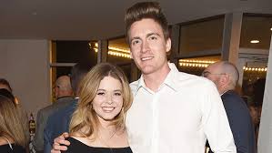 Pretty little liars star sasha pieterse has a baby on the way. Sasha Pieterse Is Pregnant See Her Baby Bump In Photo Announcement Hollywood Life