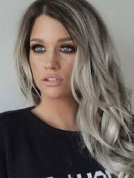 Cheveux blanc ou gris : Coloration Grise La Tendance Capillaire Qui Bouscule Les Codes
