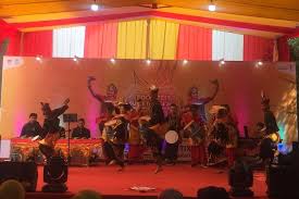 Tarian ini mengayunkan piring dengan gerakan cepat. 4 Nama Tari Dan Ceritanya Halaman All Kompas Com