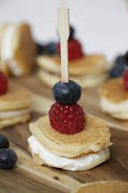 21 ideen fur fingerfood kalt serviert nettetipps de. Susses Fingerfood Pancake Beeren Spiesse Mit Unterschiedlichen Fullungen Lavendelblog