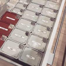 調味料の収納に便利 ダイソーの密閉容器なんですが 角が開けられるようになっていて使用する際に便利です 詰め替え用で購入しても密閉のチャックが付いていなかったり かさばったりと見栄えが悪かったのですが 少しまとめて見たら見栄えもいいし 一目でわかるから