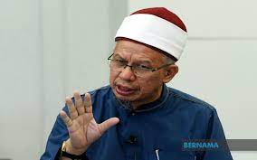 Telah menghadiahkan kepada yang hadir sebuah buku inilah doa ku dan juga menginfaqkan rm1k untuk aktiviti helwa annur. Bernama Mco Minister Zulkifli Mohamad Extends Help To Neighbours