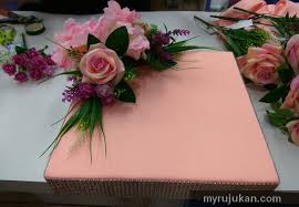 Variasi gubahan hantaran menampilkan idea dalam gubahan hantaran dengan menggunakan hiasan bunga segar. Dulang Hantaran Di Hias Dengan Bunga Myrujukan