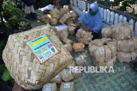 Check spelling or type a new query. Kubu Raya Budi Dayakan Penggunaan Besek Untuk Wadah Makanan Republika Online