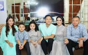 Krisdayanti menyebutkan bahwa aurel hermansyah dan atta halilintar hingga ashanty dan anang hermansyah kini sibuk menyiapkan rencana pernikahan itu. Drama Perang Status Kd Raul Vs Aurel Azriel Jernih Co