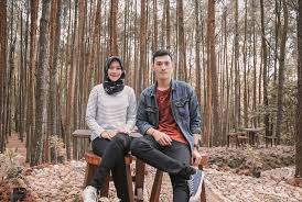 Namun hal ini cukup menjadi tren saat ini karena dapat selain itu, foto prewedding juga bermanfaat sebagai gambar yang akan diletakkan di kartu undangan maupun dekorasi resepsi pernikahan. Pin Di Couple