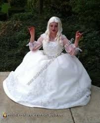 Coolest diy white queen costume from alice in wonderland after seeing tim burton's alice in wonderland this year, i was determined to make the white queen costume, played by anne hathaway. Coolest Diy White Queen Costume From Alice In Wonderland
